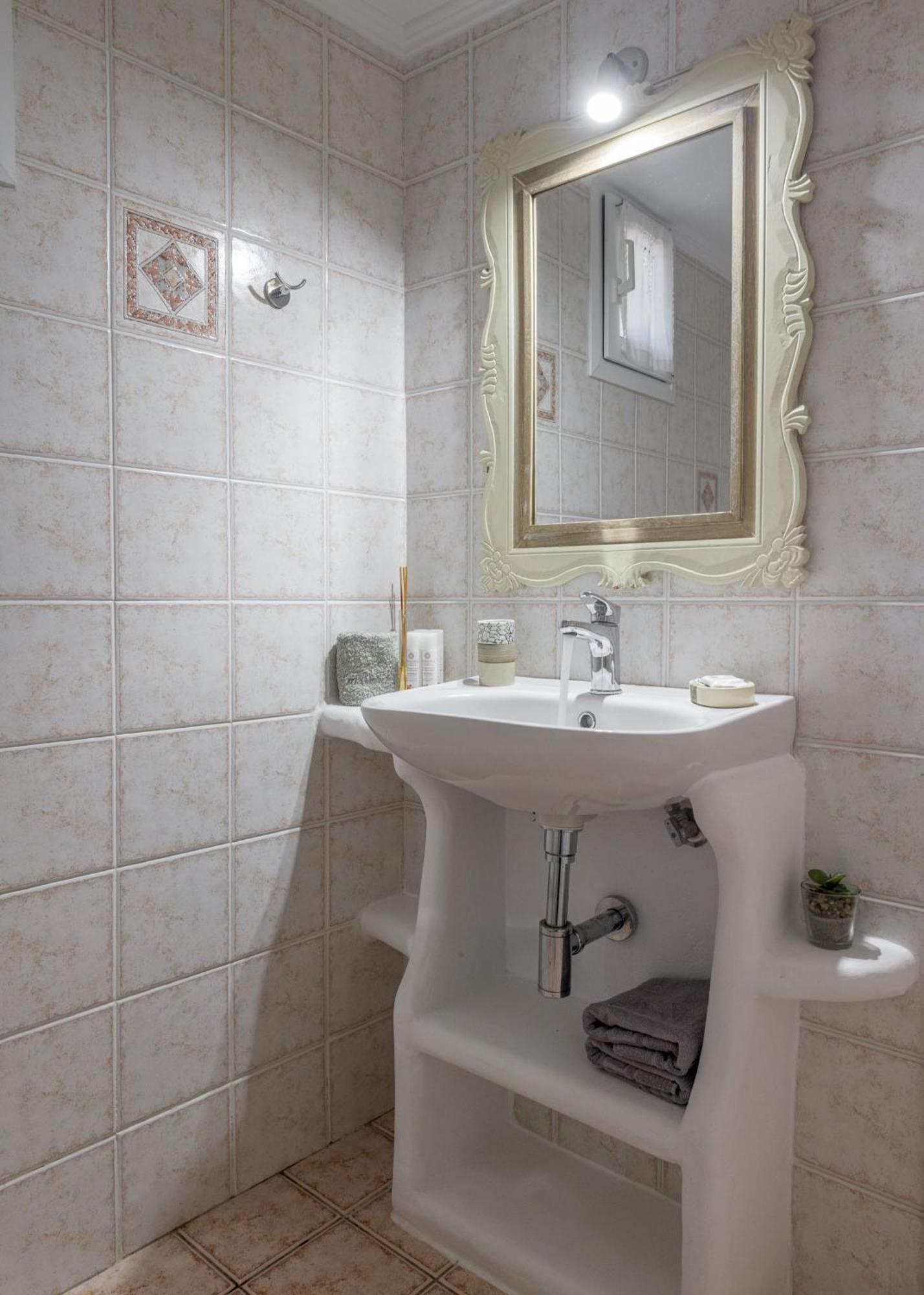Floras Rooms Pollonia Exterior foto